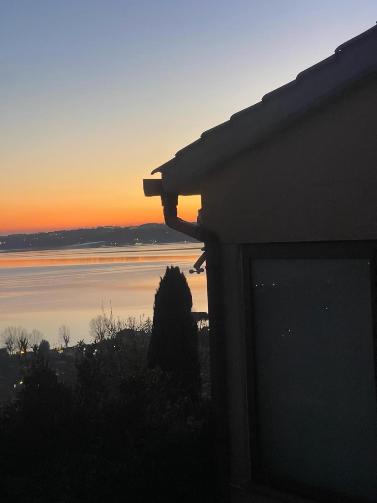 Sguardo Sul Lago Тревиняно Романо Екстериор снимка